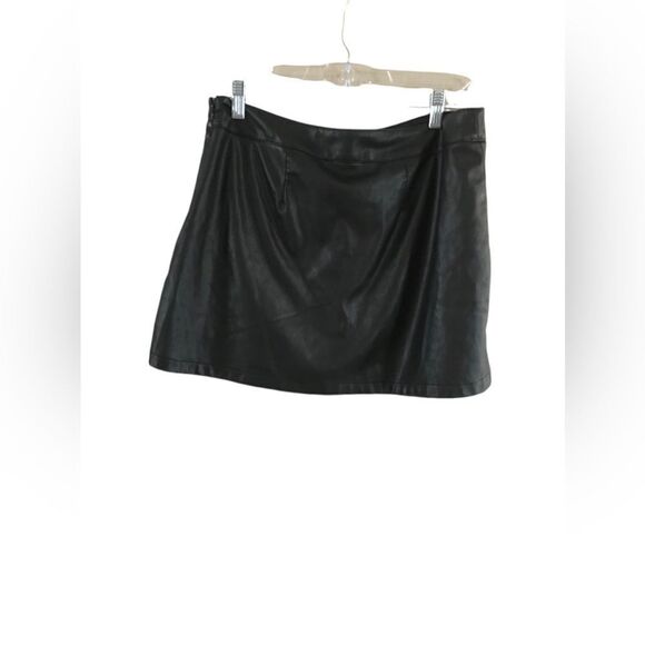 No boundaries size large Faux  leather skirt - Picture 8 of 10